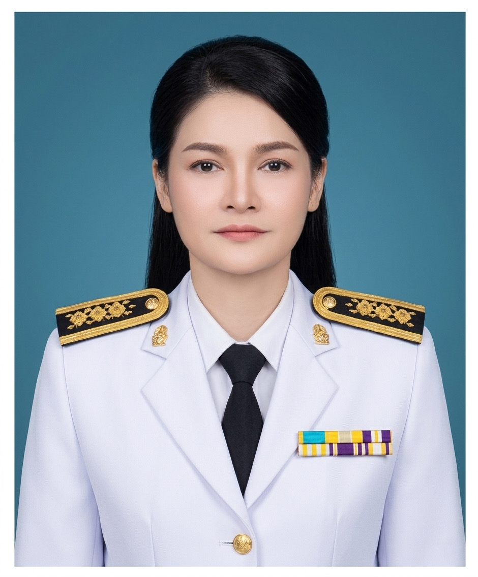 นางสาวโยษิตา ไวยศรีแสง ในชุดข้าราชการปกติขาว